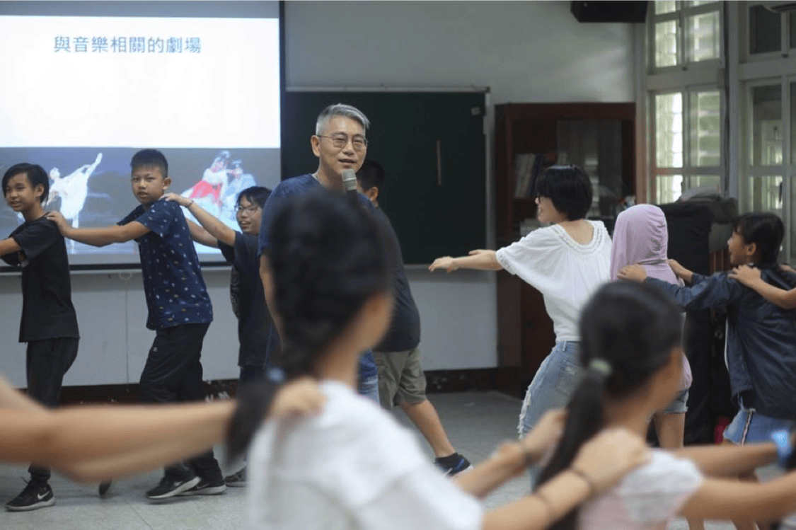 2018年，北濱文創待用課程邀請劇場大師郎祖明與北濱國小小朋友講授：現代戲劇的製作與訓練 